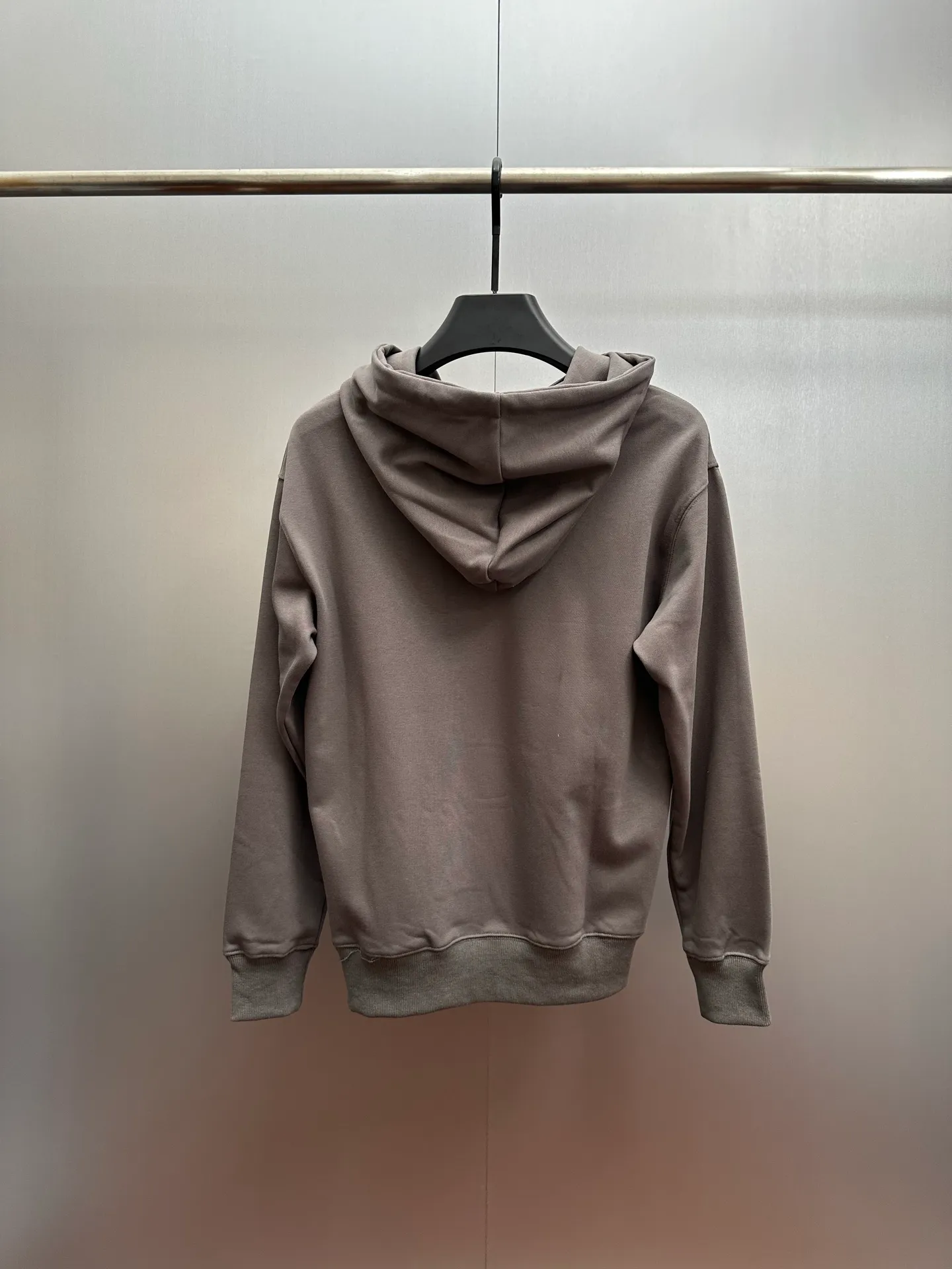 P280 RalphLauren/Ralph Lauren 2025 new autumn and winter large embroidered hooded sweatshirt Ralph Lauren's age-reducing item, the coat fabric is made of 60% cotton ➕40% polyester, which not only retains the softness, comfort and breathability of cotton, but also adds the wear resistance and wrinkle resistance of polyester fiber, making the clothes more durable and easy to care for. Even in slightly cooler weather, you won't feel stuffy when wearing it. This kind of fabric has a natural crisp feel and is not easy to pill or deform. Hooded design effectively improves thermal insulation performance. The embroidery on the chest and the fabric are of the same color. The colors are full, three-dimensional and lifelike, adding a bit of liveliness and interest to the whole sweatshirt. There is no pressure to dress, regardless of age or gender. Complete accessories!  Color: navy blue, black, gray size: S-xL